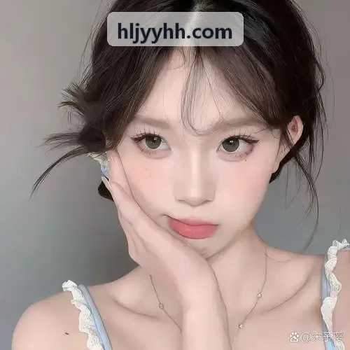二手车验车师核对车架号与手续信息